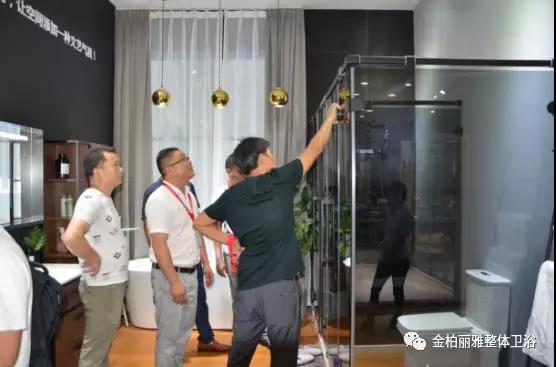 自主研发设计生产淋浴房