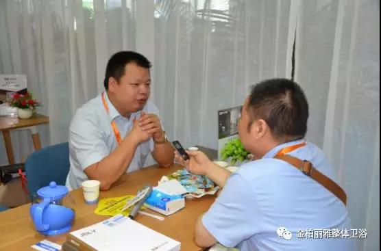 各路媒体争相报道