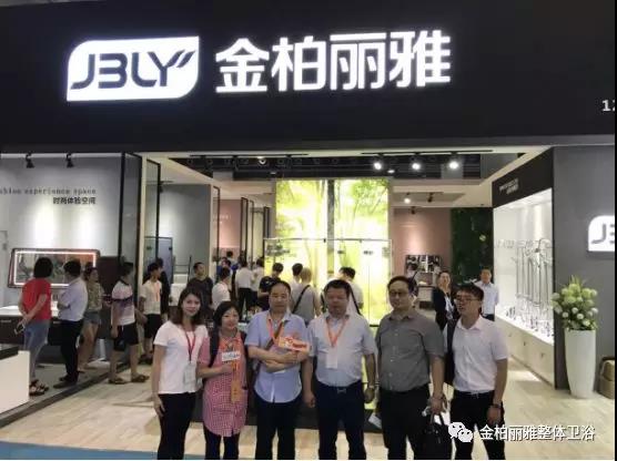 各路媒体争相报道